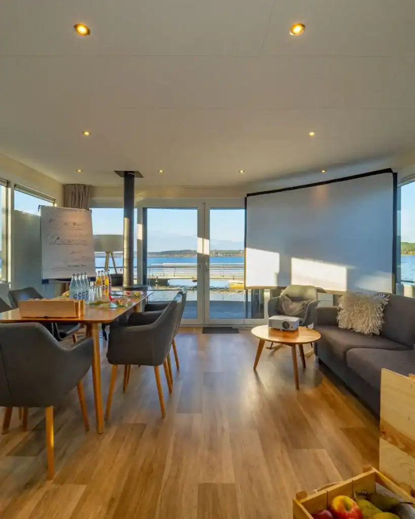 Eco Lodge mit Flussblick und gemütlichem Innenraum.