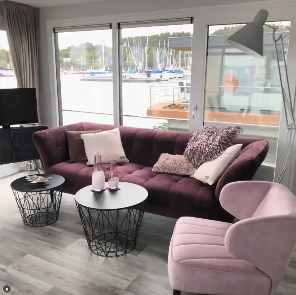 Gemütliches Wohnzimmer in Eco Lodge mit Blick auf den Hafen und Yachten.