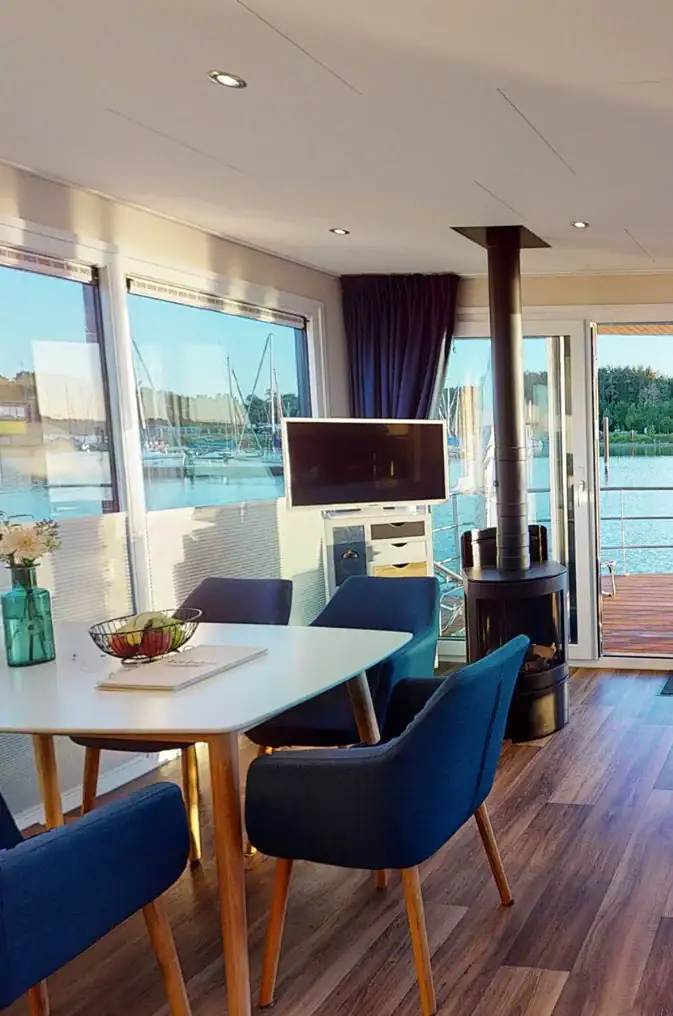 Modernes Lounge mit Blick auf Wasser, ideal für Geschäftsmeetings in Eco Lodges.