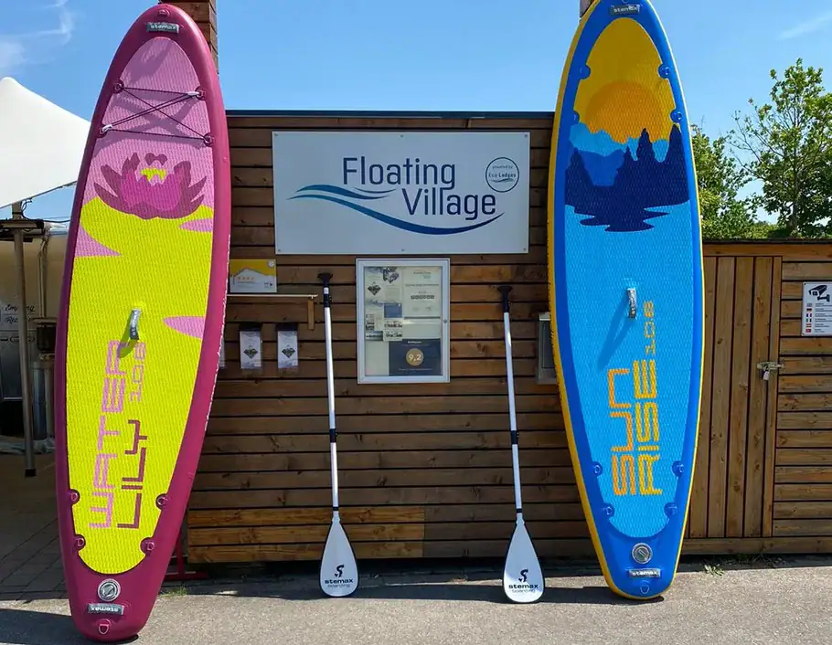 Zwei Stand-Up-Paddle-Boards am Floating Village, ideal für Wassersport.