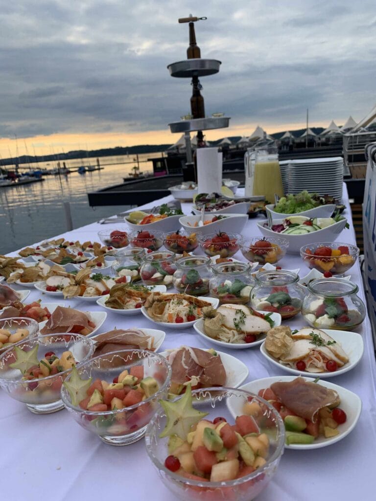 Gourmet-Catering mit frischen Speisen bei Wasserblick, ideal für Business-Meetings.