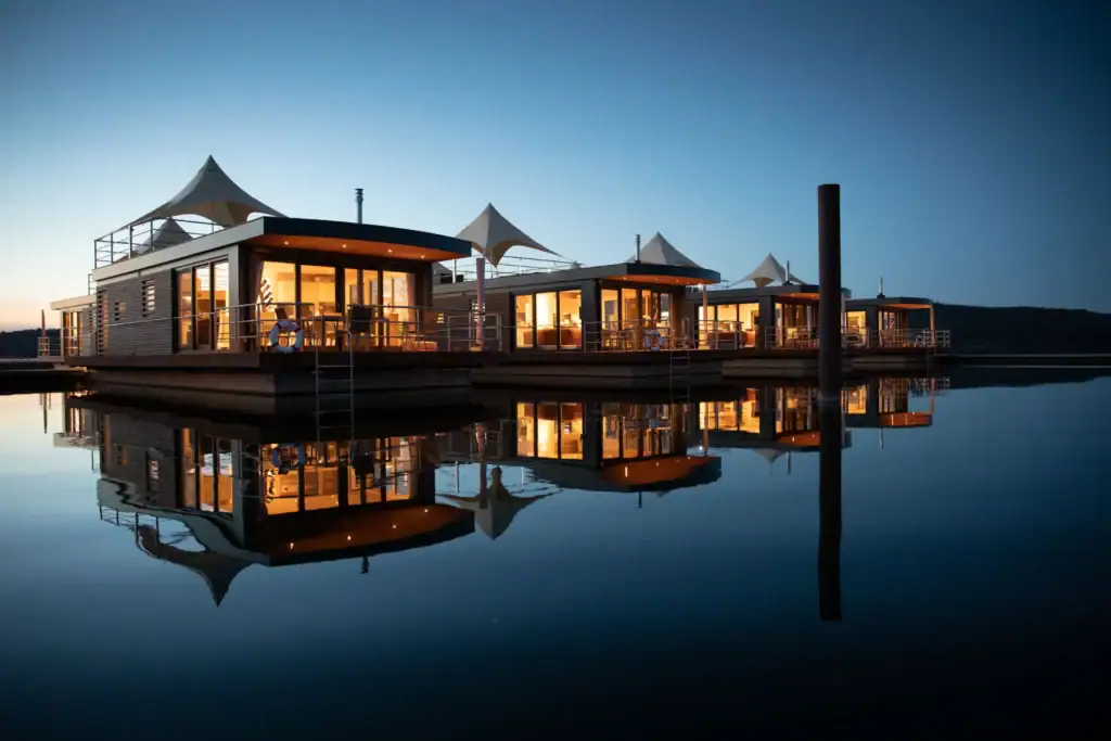 Eco Lodges am Wasser mit moderner Architektur und nachhaltigem Design.