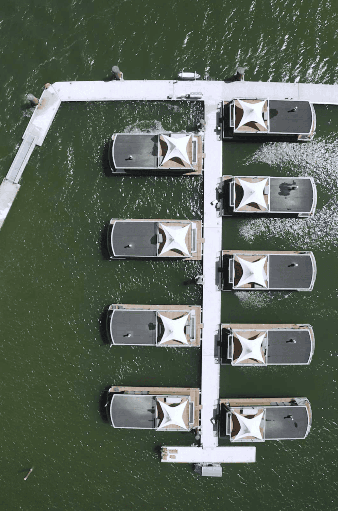 Schwimmende Eco Lodges auf dem Wasser, ideal für nachhaltigen Urlaub.