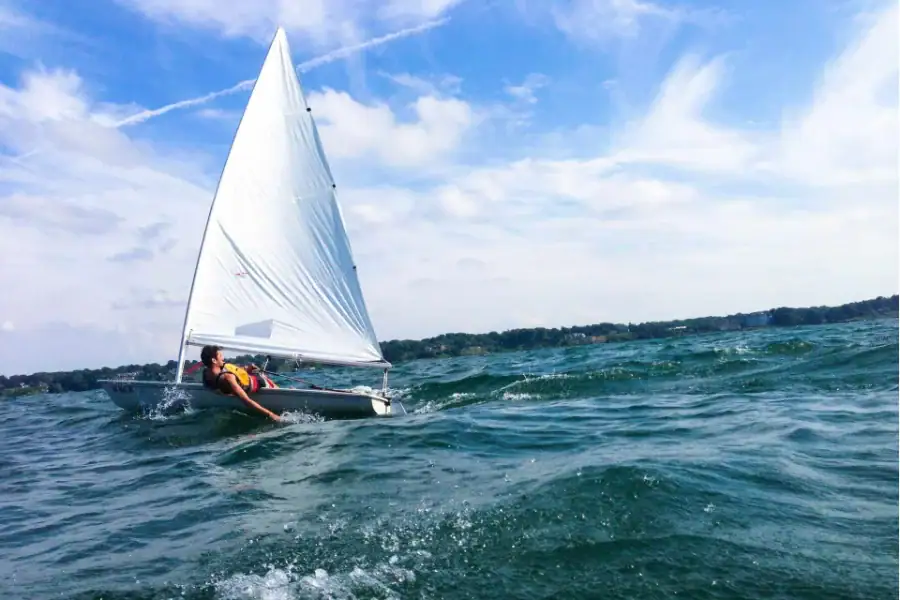 Segelboot beim Segeln auf dem offenen Wasser, ideal für Wassersport und Naturerlebnis.