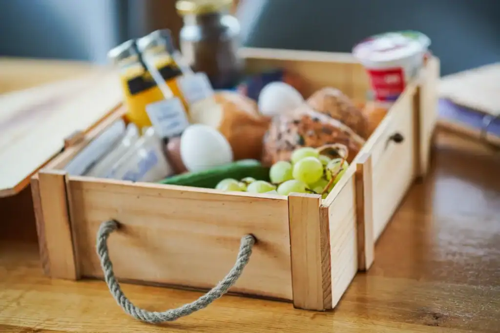 Gemütliches Frühstück mit frischen Eiern, Obst und Joghurt in Eco Lodges am See.