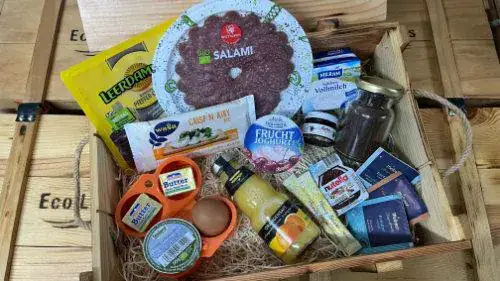 Frühstück auf dem See: Frische Lebensmittel und regionale Spezialitäten in einem Eco Lodge Ambiente.